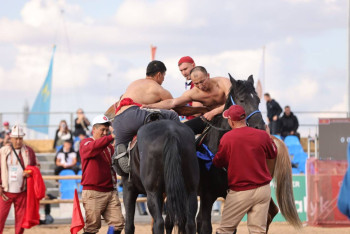 Фотография к новости: iPhone с автографом Токаева получил победитель конкурса мобилографов в Казахстане