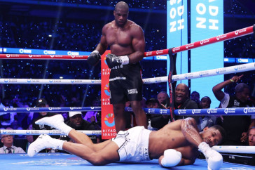 Фотография к новости: Сенсационным нокаутом завершился бой звёздных тяжеловесов Джошуа и Дюбуа