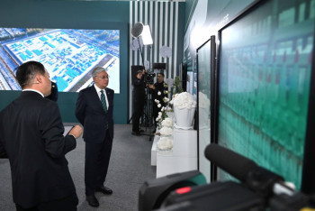 Фотография к новости: Президент ознакомился с предприятиями индустриального парка SPK TURKISTAN