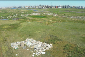 Фотография к новости: "СТОП-СВАЛКА": Большое скопление мусора в пределах Астаны с видом на EXPO