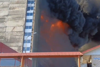 Фотография к новости: Мощный пожар тушат на крупной мебельной фабрике в Барнауле