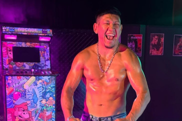 Фотография к новости: Куат Хамитов дебютировал в боксе и завоевал титул WBC