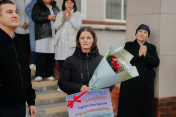 Фотография к новости: В области Абай выпускнице колледжа вручили сертификат на сумму 4 млн в рамках акции "Мейірім"