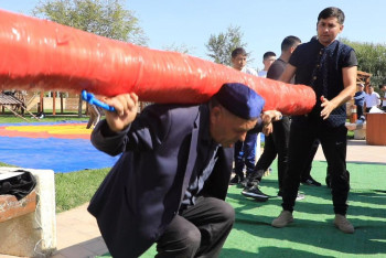 Фотография к новости: 74-летний силач удивил жителей Туркестанской области