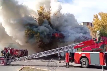 Фотография к новости: Крупный пожар произошёл в магазине в Уральске