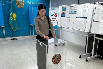 Фотография к новости: Камила Маутова первой проголосовала на референдуме по АЭС в Сеуле