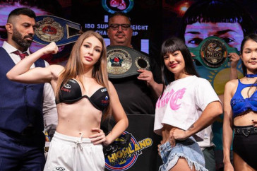 Фотография к новости: "Казахстанская Барби" прошла процедуру взвешивания перед боем за титул чемпионки мира