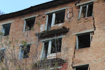 Фотография к новости: Дал трещину: почти 20 лет жители аварийного дома в поселке ВКО ждут помощи от государства