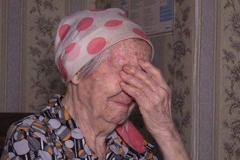 Фотография к новости: 87-летняя  жительница Уральска попросила помыть пол в подъезде и лишилась двух миллионов