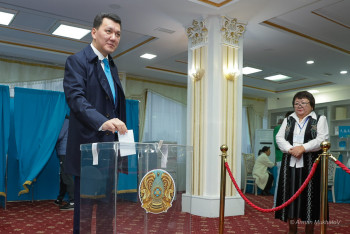 Фотография к новости: Государственный советник Ерлан Карин проголосовал на референдуме по АЭС