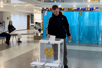 Фотография к новости: Ярмарки, концерты и футбол: как проходит голосование на референдуме в Павлодарской области