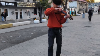 Фотография к новости: Юный казахстанец катается на скейте и одновременно играет на скрипке