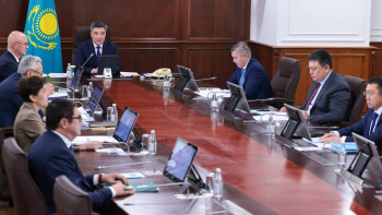 Фотография к новости: Бектенов поручил МЧС держать на контроле ситуацию с пожаром в двух областях страны