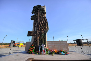 Фотография к новости: Памятник погибшим при тушении пожаров лесникам установили в области Абай