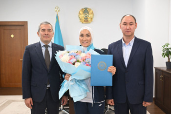 Фотография к новости: Участницу Паралимпийских игр Камилю Досмалову поздравили в акимате Алматы