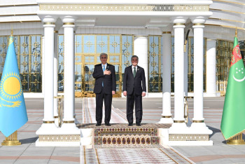 Фотография к новости: Главу государства торжественно встретили в аэропорту Туркменистана