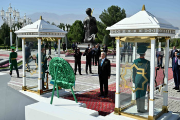 Фотография к новости: Токаев возложил венок к Монументу Независимости Туркменистана