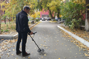 Фотография к новости: Коммунальщики Семея ищут колодцы металлоискателем после ремонта дорог