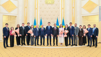 Фотография к новости: Ерлан Карин вручил госнаграды общественникам из регионов