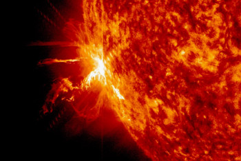 Фотография к новости: Чем грозит казахстанцам новая вспышка на Солнце