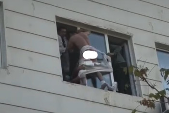 Фотография к новости: Пытавшегося выпрыгнуть из окна больницы мужчину спасли в Актау