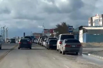 Фотография к новости: Автовладельцы стоят в огромных очередях за газом в Актау