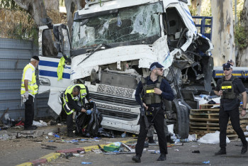 Фотография к новости: В Израиле грузовик на большой скорости врезался толпу людей на автобусной остановке