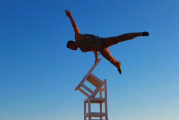 Фотография к новости: Экстремальный трюк на стульях продемонстрировал акробат на Босжыре