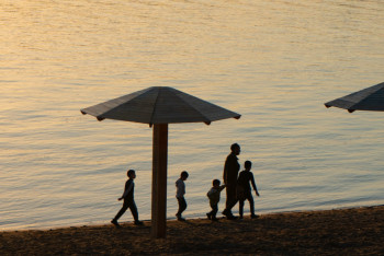 Фотография к новости: Без права на 6 детей: как найденным в лесу родителям-мигрантам помогли в Казахстане