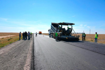 Фотография к новости: Важная тема LIVE: Шесть триллионов тенге на дороги сомнительного качества