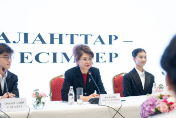 Фотография к новости: Аида Балаева поздравила лауреатов престижных молодежных международных конкурсов