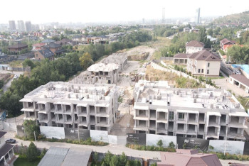 Фотография к новости: Крупный жилой комплекс сносят в Алматы