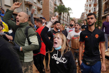 Фотография к новости: Испанскую королевскую чету в Валенсии забросали грязью и камнями