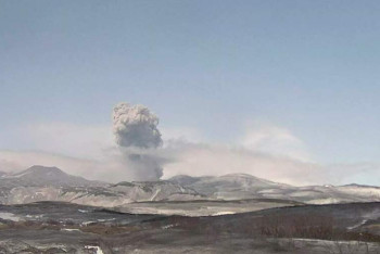 Фотография к новости: Курильский вулкан Эбеко выбросил пепел на высоту 1,4 км