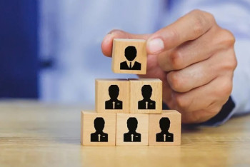 Фотография к новости: Ни алмазов, ни дивидендов: казахстанцы отдали финпрамиде миллиард тенге