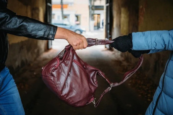 Фотография к новости: Грабители-гастролёры нападали на жителей Алматы по ночам