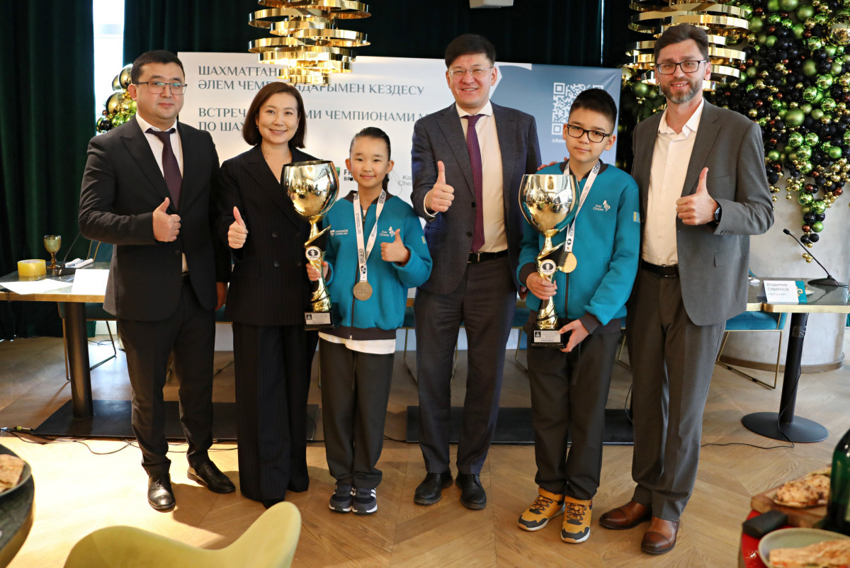  победители ЧМ среди юниоров по шахматам с родителями. Автор фото: Александр Шахбазов