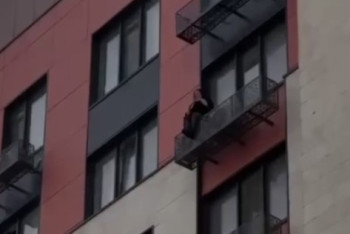 Фотография к новости: Женщина пыталась спрыгнуть с восьмого этажа здания в Атырау