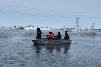 Фотография к новости: Режим ЧС не могут отменить в Костанайской области: сельчан перевозят на лодках
