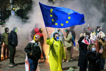 Фотография к новости: Спецназ приступил к вытеснению протестующих с проспекта Руставели в Тбилиси