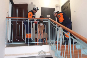 Фотография к новости: Мальчик застрял головой в железном заборе лестницы в Кызылорде