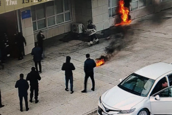 Фотография к новости: Человек поджёг себя возле акимата Мангистауской области