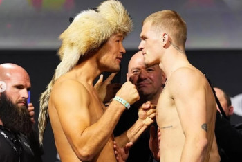 Фотография к новости: Здание в Астане подсветили в честь поединка Шавката Рахмонова с Иэном Гэрри