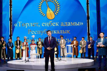 Фотография к новости: "Алтын домбыра": Айтыскеры воспевают трудовые подвиги казахстанцев