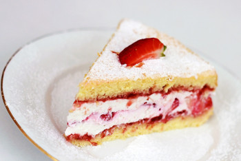 Фотография к новости: Школьницы швырнули торт в лицо учителю