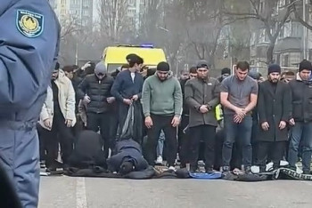 Фотография к новости: Мужчины молились посреди дороги в Алматы: инцидент прокомментировали в полиции