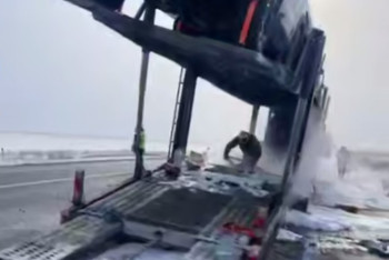 Фотография к новости: Груженный лекговушками автовоз загорелся на трассе в Жамбылской области