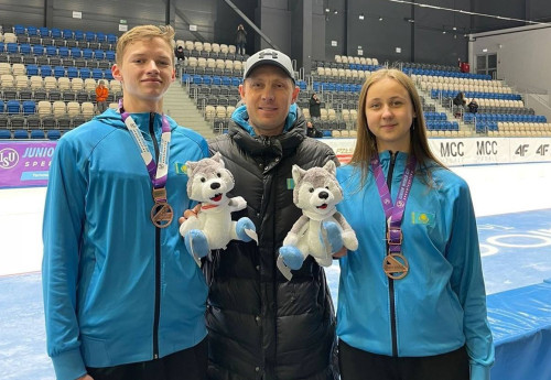 Фотография к новости: Казахстанские конькобежцы завоевали бронзу на юниорском этапе Кубка мира в Польше