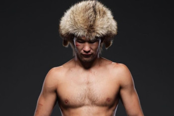 Фотография к новости: Непобеждённый Шавкат Рахмонов нанёс первое поражение Иэну Гэрри