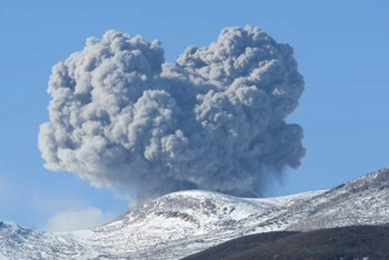 Фотография к новости: Вулкан Эбеко выбросил пепел на высоту 5 км